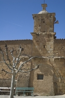 Restos de la antigua portada románica bajo la torre